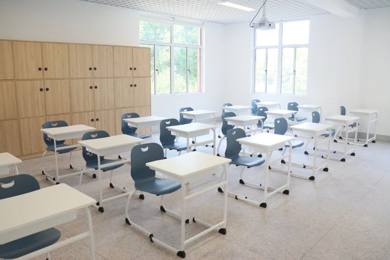 学校教学设施齐全,配备EDEXCEL标准要求的实验及操作室
