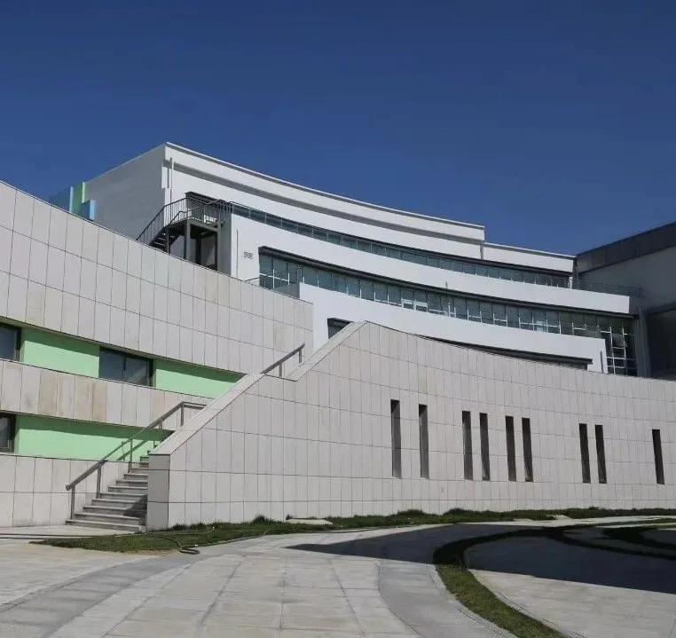 学校建有高标准多媒体教室和功能教室，学生宿舍实行公寓化管理