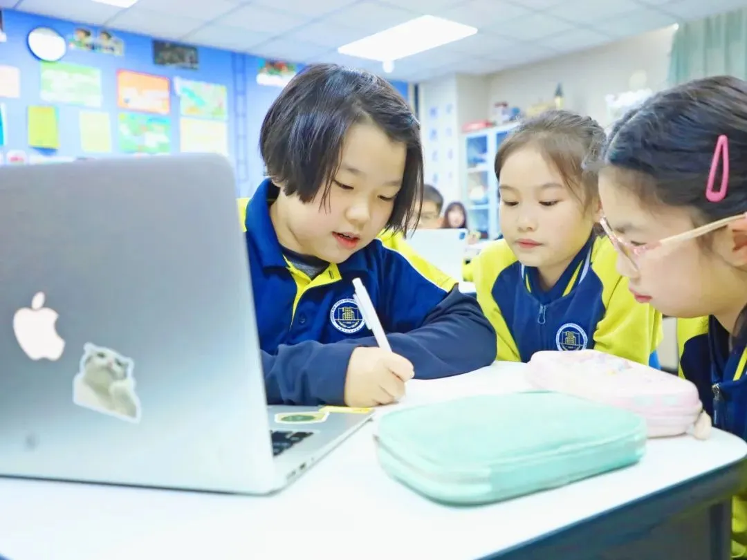 在这所学校,小学生也可以利用AI工具进行设计(图 2)