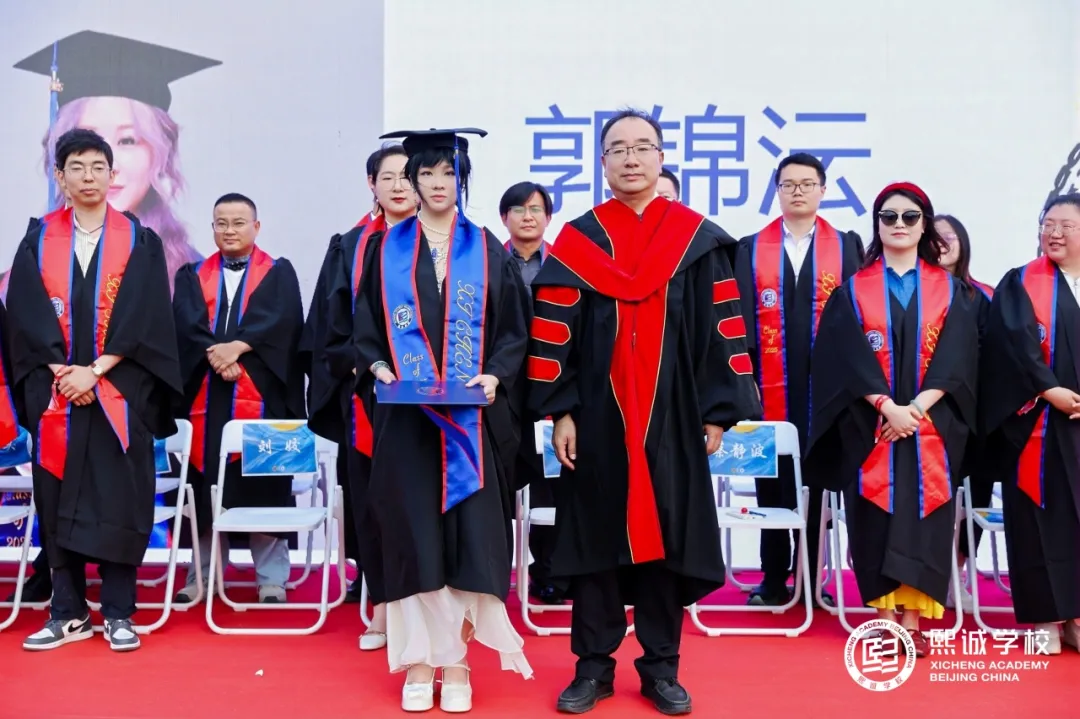 在悠扬的旋律中,熙诚学校副校长蔡静波宣读毕业学子及录取信息
