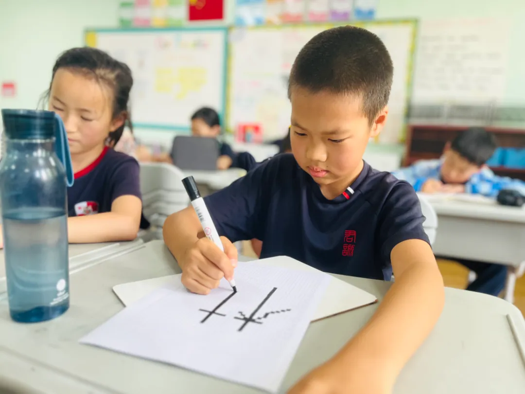 通过实验和实践,孩子们更深入地理解了汉字的多功能性和现代价值。(图 2)