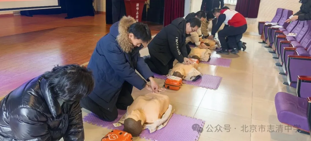 理论讲解后，进入关键实操环节。培训现场配备了专业急救模拟假人与训（图 2）
