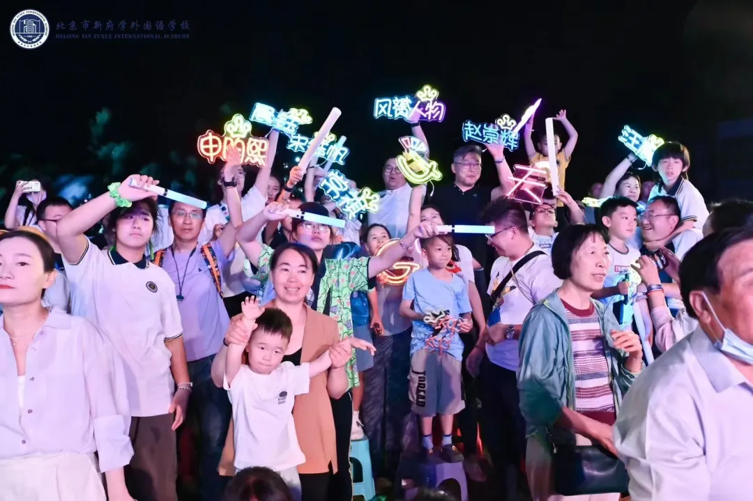 在新府学家庭日,家长可以走进校园,与孩子一起参与课堂活动
