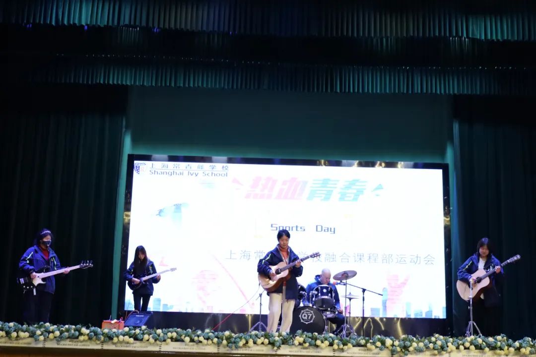 我们亲爱的外教Ahmet老师和同学们带来了运动感十足的音乐!在激