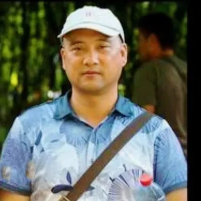 郑建坪作为父亲,展现出了非凡的远见与开放的教育观念。