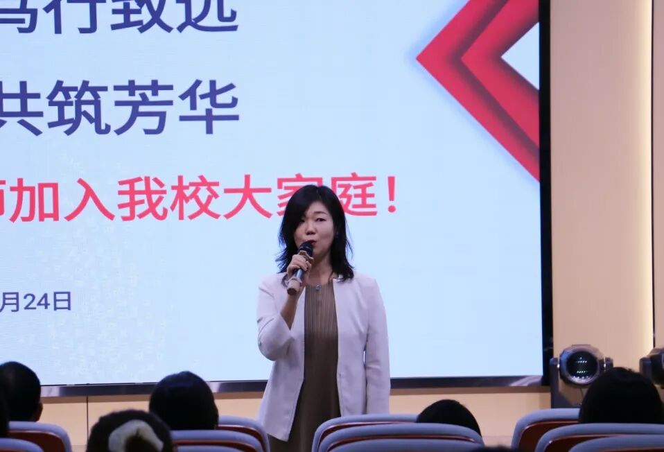 丁利书记、宋诗伟校长和穆克娅校长对学校的教学管理与建设情况做了补(图 3)
