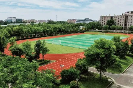 学校与宿舍往返由校车接送。以方便学生上学和放学。(图 2)