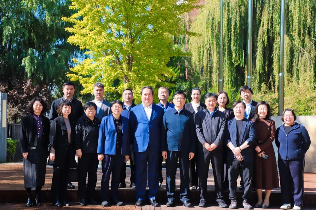 调研反馈环节，各位领导对新府学外国语学校教师队伍水准