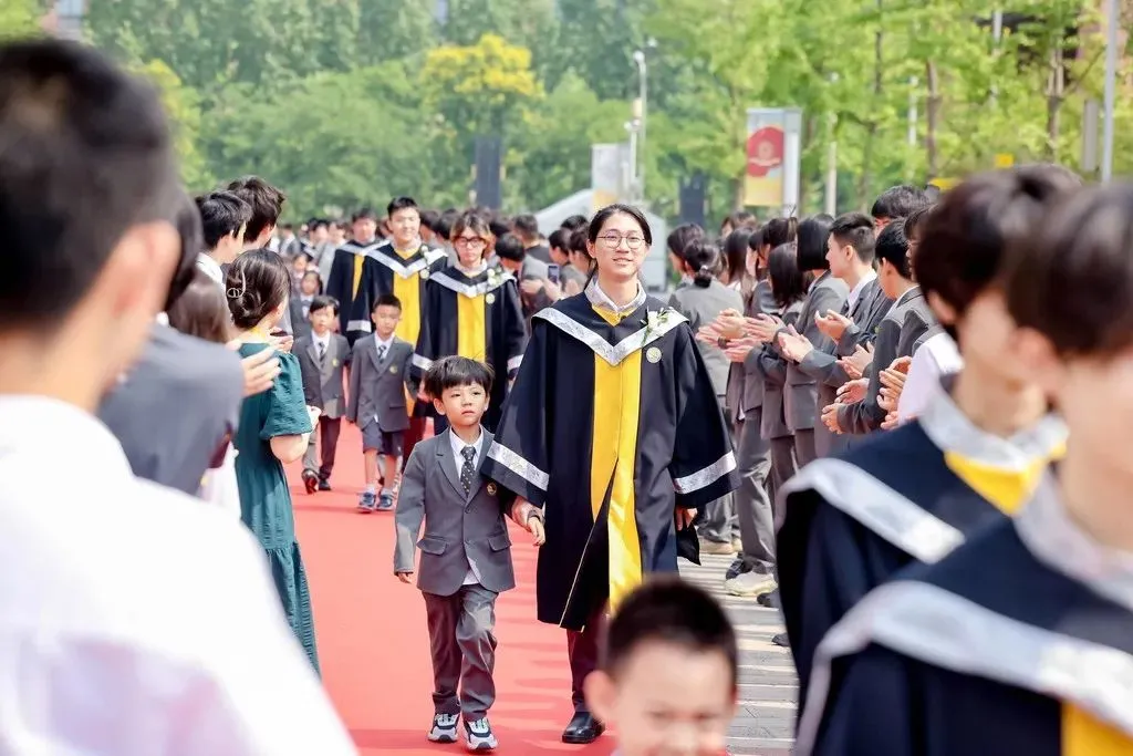 穿梭在小学部走廊，牵起学前班小朋友的手，走上成长之路（图 4）