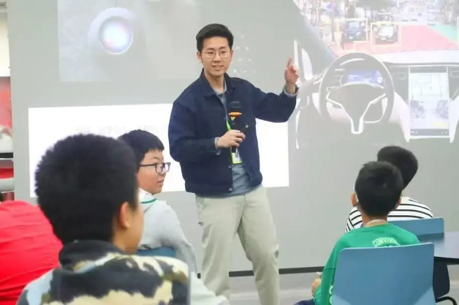 在青苗,孩子们可以亲手锯木板、设计模型,用3D打印实现奇思妙想;