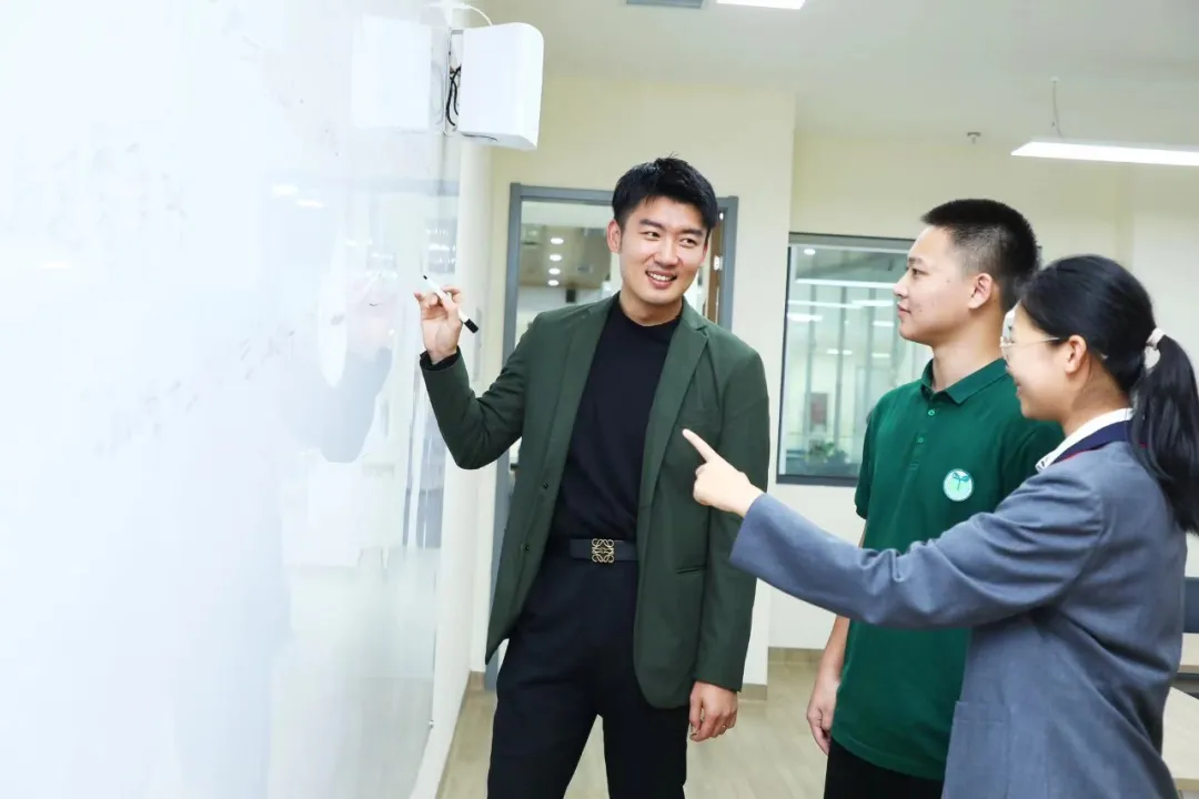 历史高级教师,人文教研组组长,学科竞赛优秀指导教师,优秀班主任。