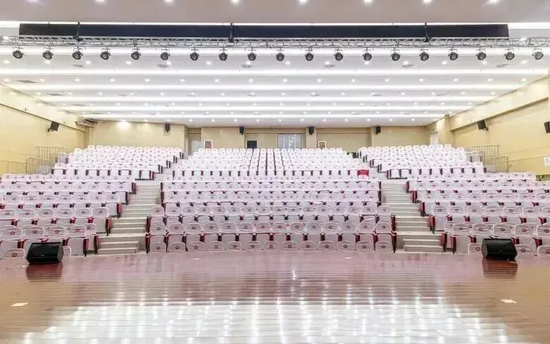 学校构建了独特的 双通道 升学模式 :
