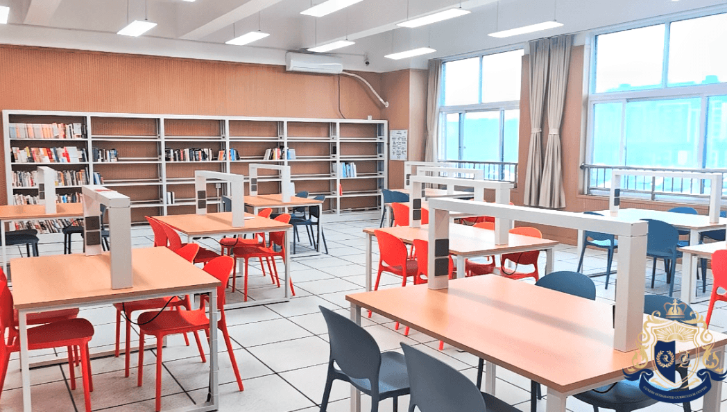 学校与宿舍往返由校车接送。以方便学生上学和放学。(图 5)