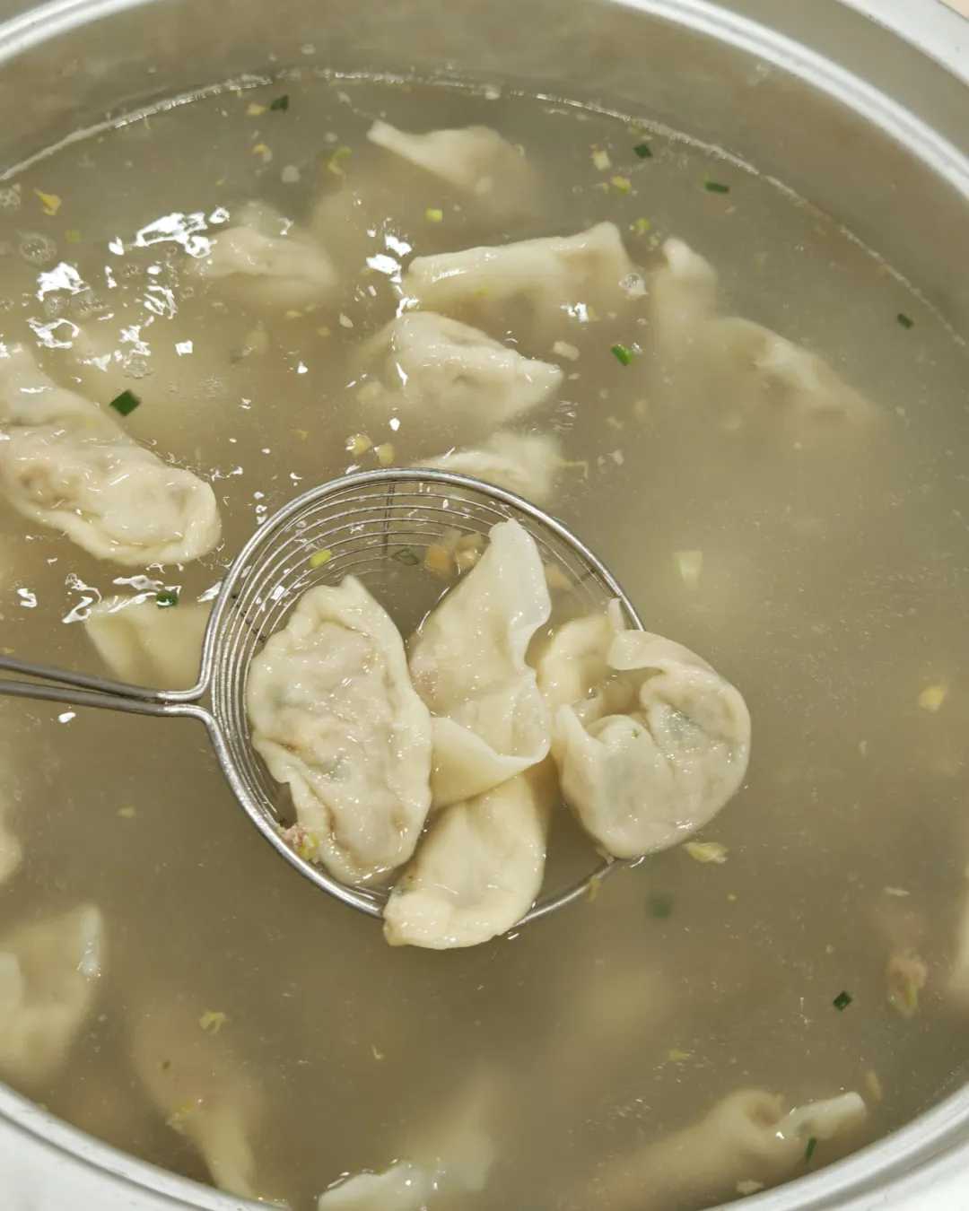 包好的饺子形态各异、饱满可爱,被轻轻下入沸腾的锅中。(图 3)