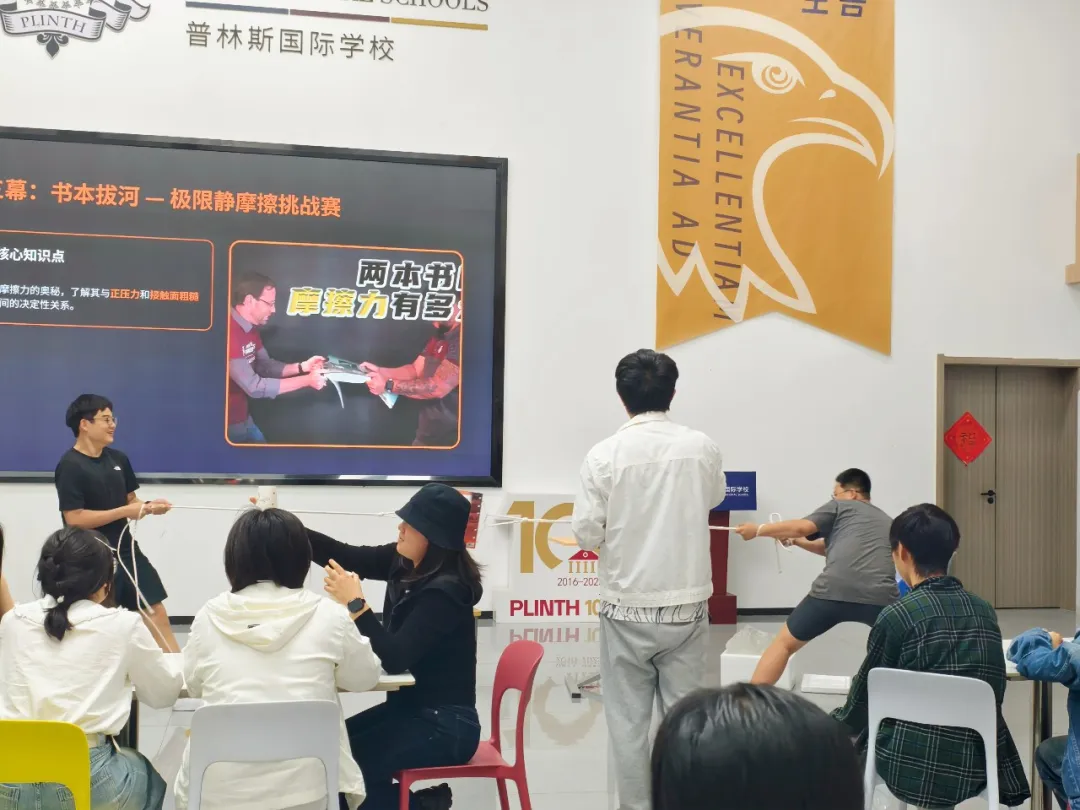 常老师将一个灌满水的蓝色大气球用一根长绳子挂在教室的天花板上