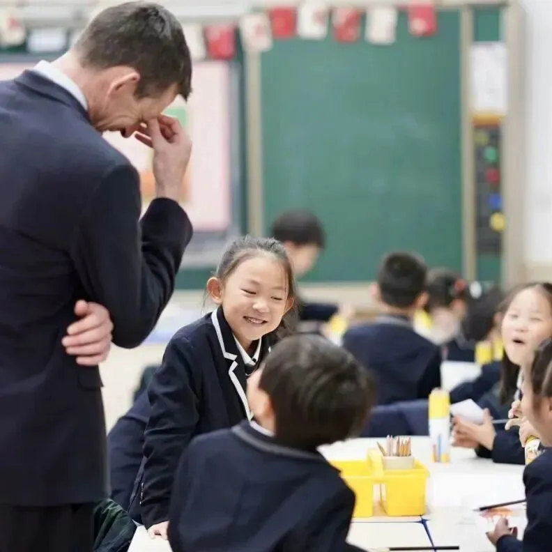 服务与行动，建立社区意识和公民责任感。