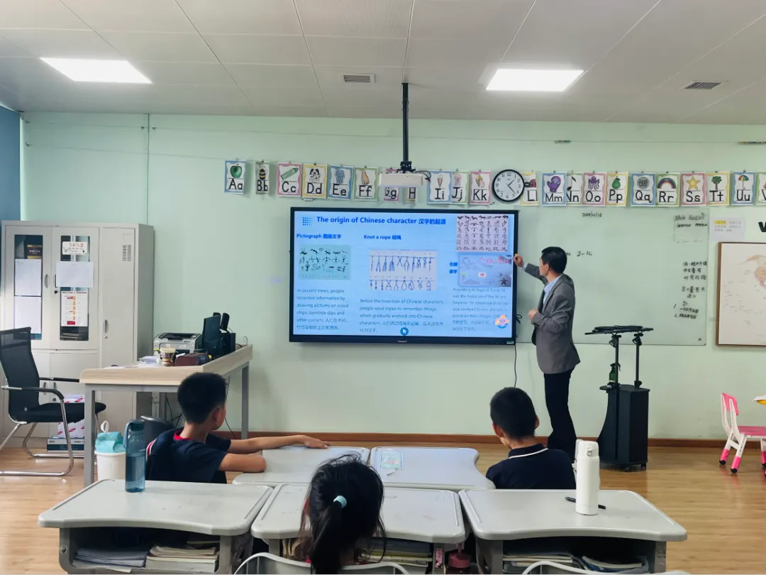 通过实验和实践,孩子们更深入地理解了汉字的多功能性和现代价值。