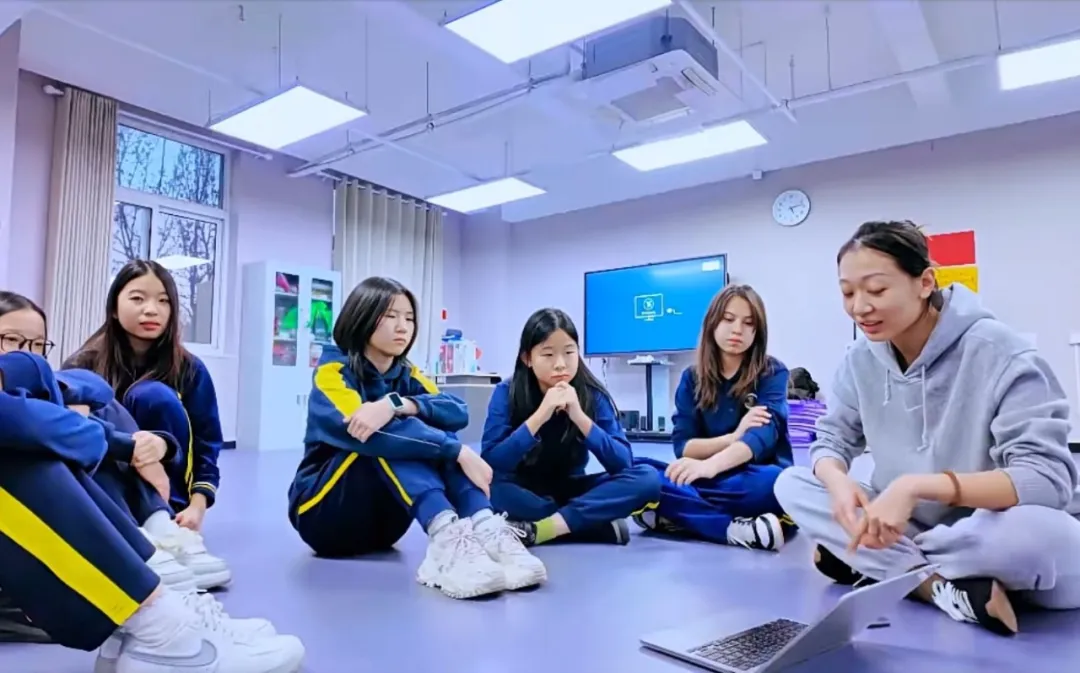 练习中我们会学习一些原版舞蹈，但会根据人数和每个人的特点做调整