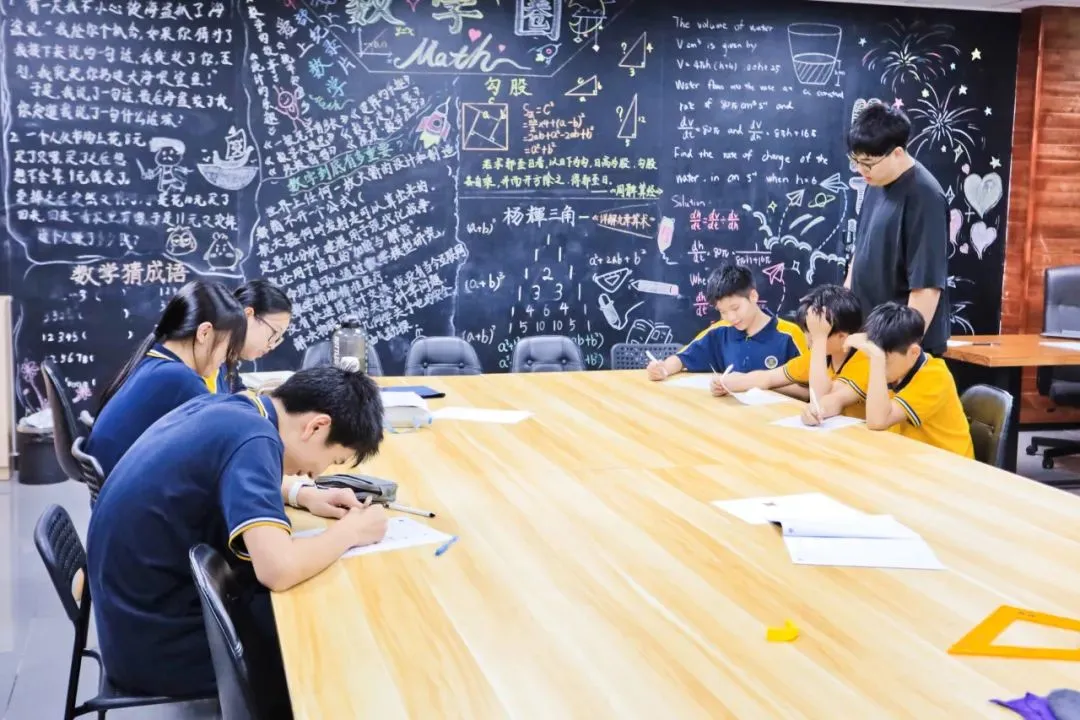 在新府学,师生之间的关爱浸润校园的每一处。(图 4)
