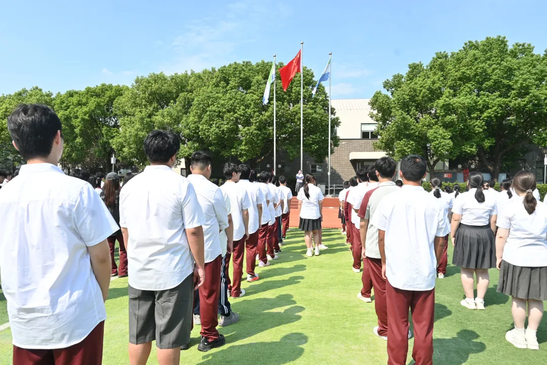 9月1日上午,全体师生齐聚操场,一场庄重而热烈的开学典礼正式拉开
