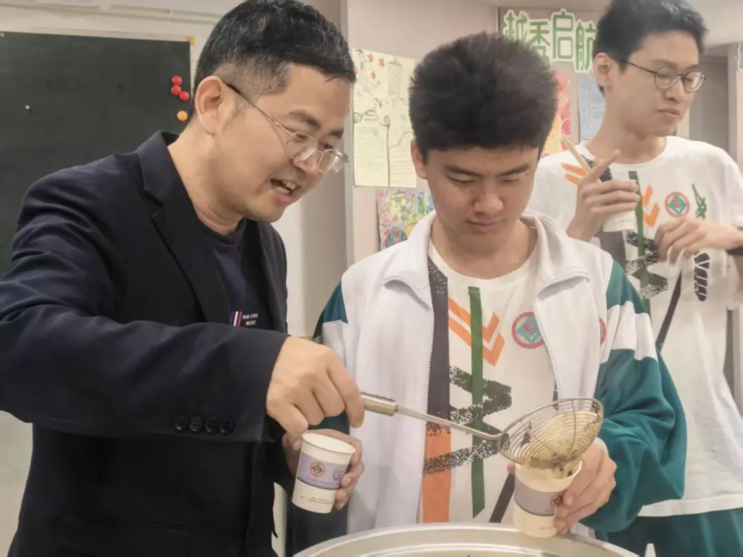 包好的饺子形态各异、饱满可爱,被轻轻下入沸腾的锅中。