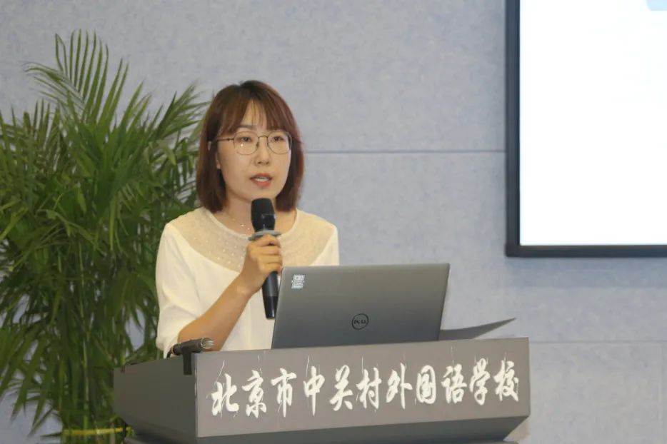 德育主任朱荣华系统总结了贯穿全年的 文明八会 养成教育。