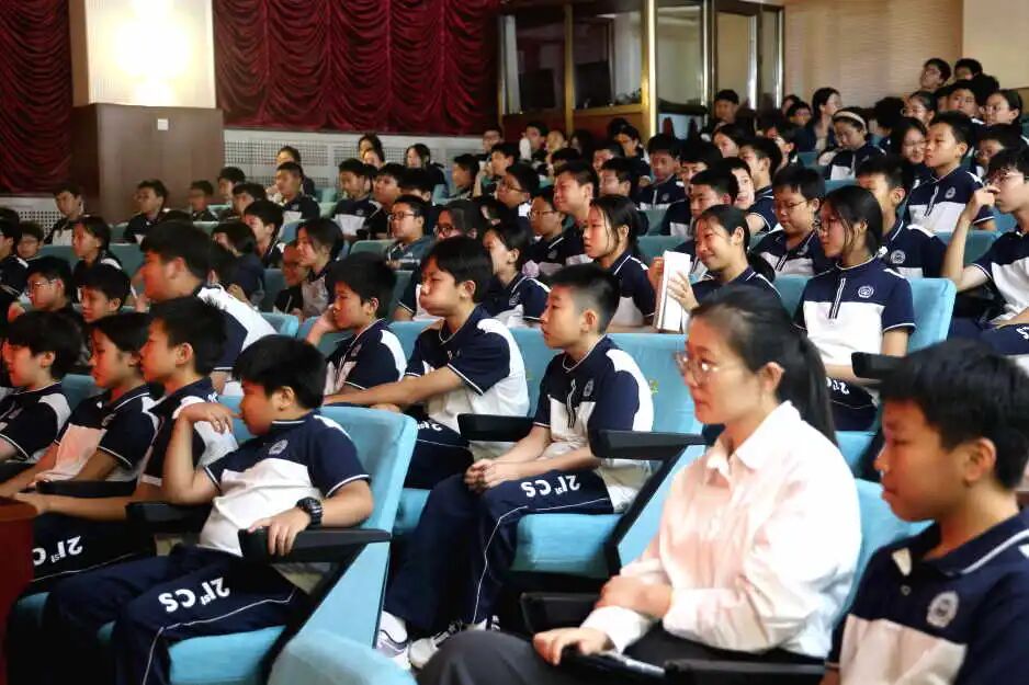 第二,在教育形式上强调 沉浸式体验 。