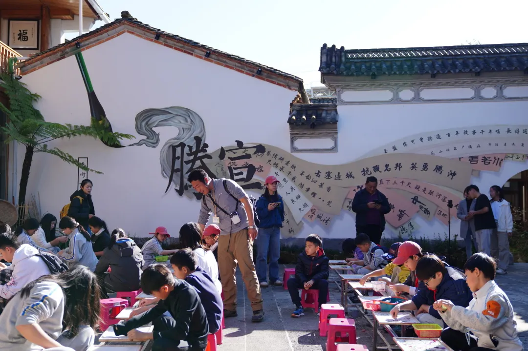 上午，国殇墓园与滇西抗战纪念馆。松柏森森，纪念碑沉默伫立。（图 2）