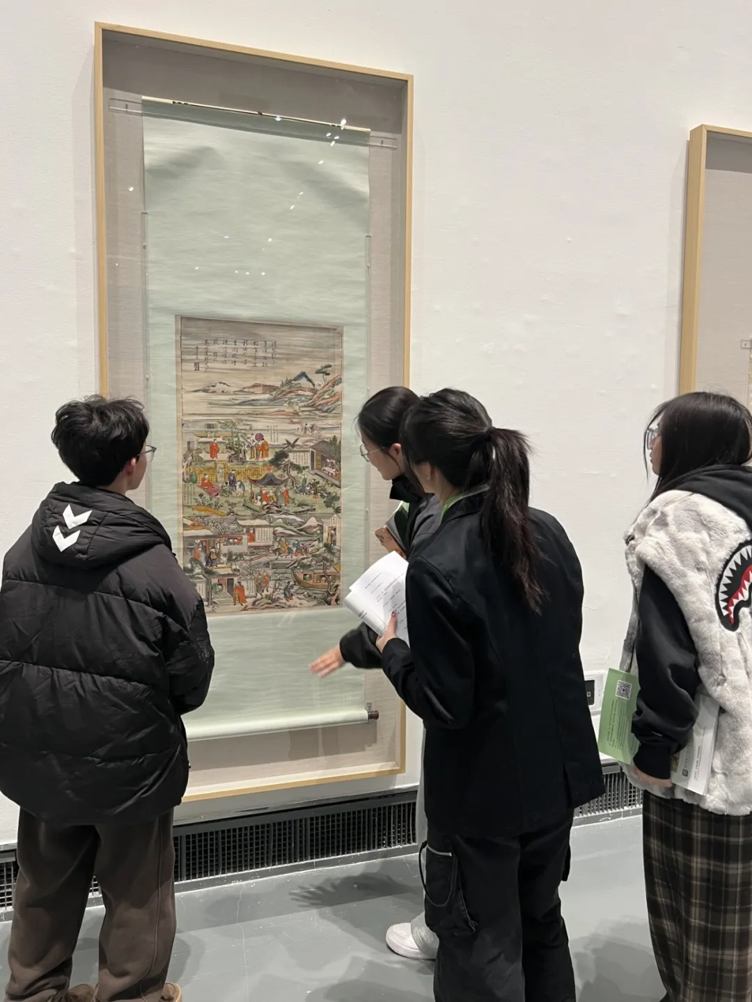 第一次试讲,我指着《一团和气》努力回想着本子上的介绍(图 2)
