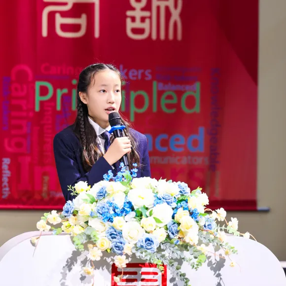 家长和学生代表的发言,既是对过去努力的肯定(图 2)