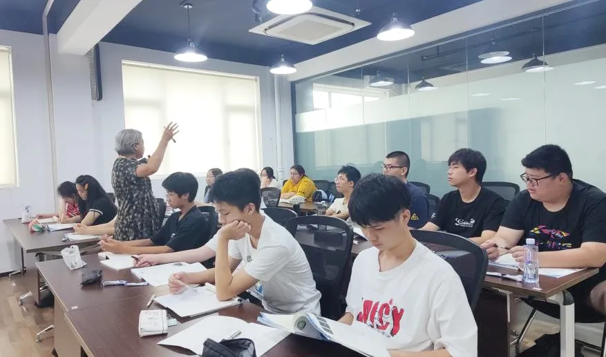 实行小班教学(10-15人/班)、关注每位学生的个性化教学