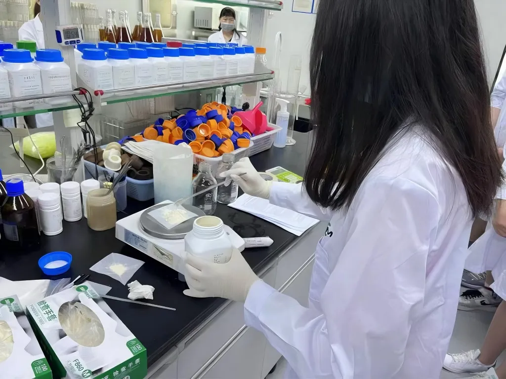 令她感动的是，刚开始选课时，学校其实没有开设AP生物课程。