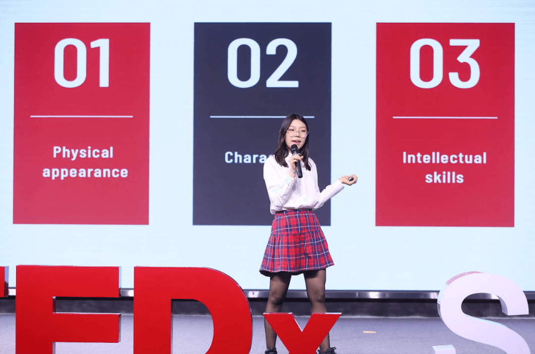 来自11年级的Naz同学,用英文演讲大方自如。