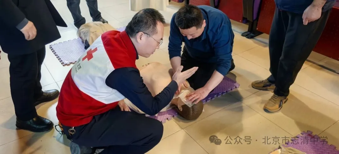 理论讲解后,进入关键实操环节。培训现场配备了专业急救模拟假人与训