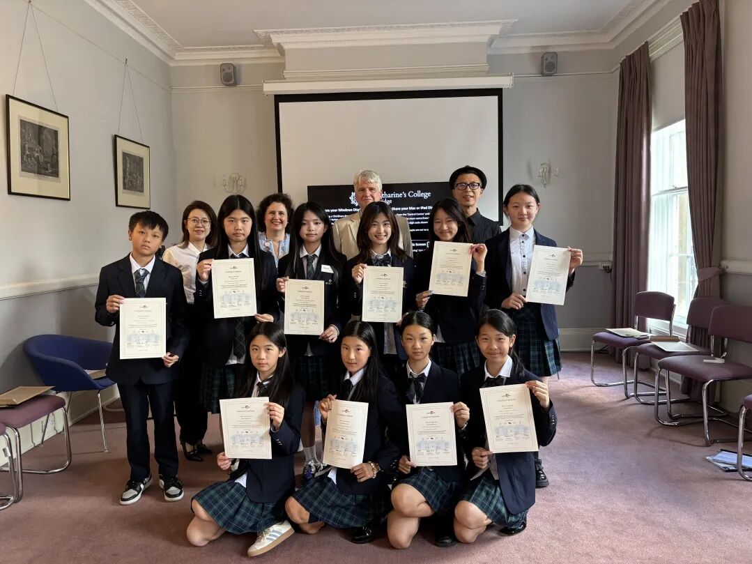 结业时，学生们分组完成戏剧片段展演和个人英文演讲