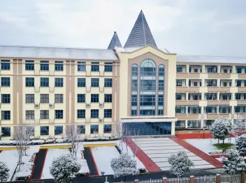 学校为学生提供优良的住宿条件，每4 人一间，配有热水淋浴（图 3）