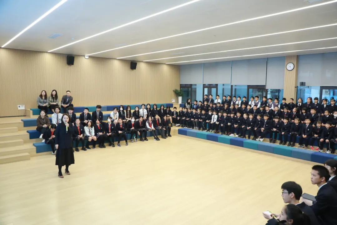 全体师生齐唱国歌后,校党支部张昀书记以 青浦协和的一天 系列视频