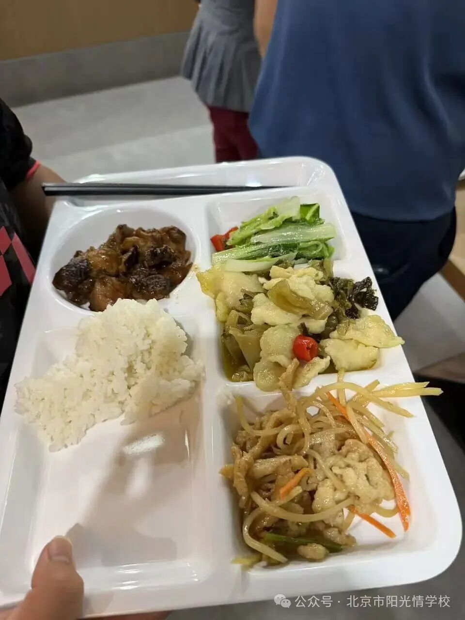 食堂也做好了新学期的保障工作，就餐环境干净整洁，菜品丰富（图 2）