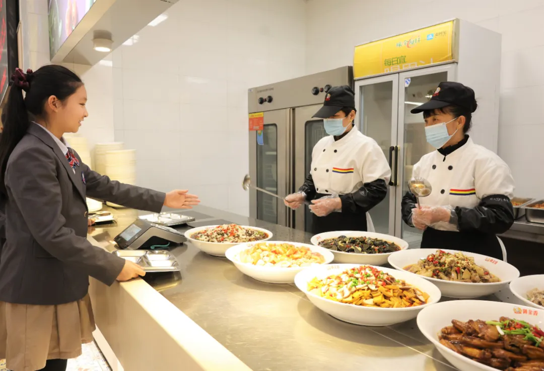 低龄学生肠胃功能尚未发育完善,饮食需注重软烂易消化、营养密度高