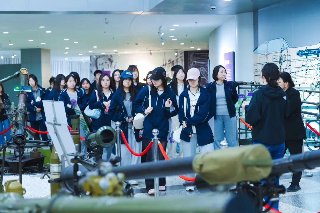 在机器人互动展区,智能机器人灵活完成舞蹈、对话、任务指令等动作