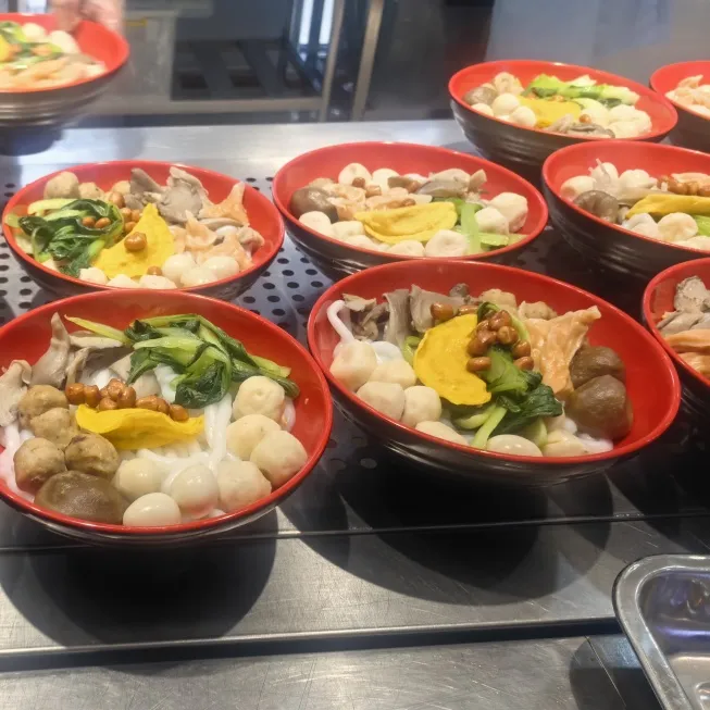 特色套餐窗口:每天推出不同风味的固定套餐(如意大利面、地锅鸡(图 2)