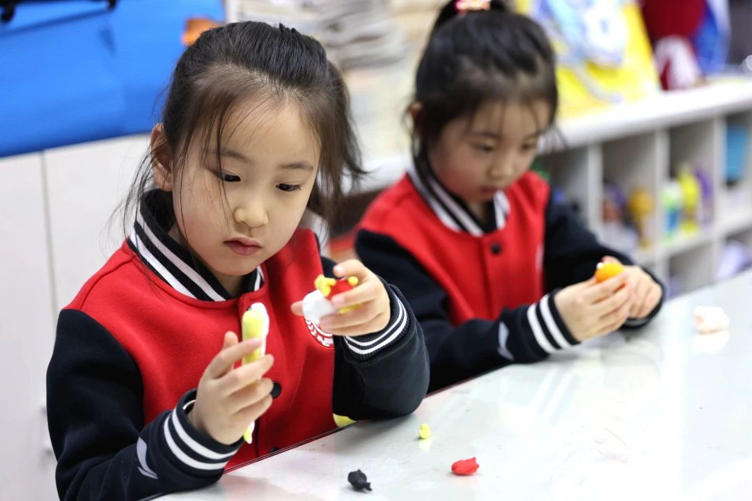 回归了阔别已久的课堂,小同学们的脸上难掩欣喜