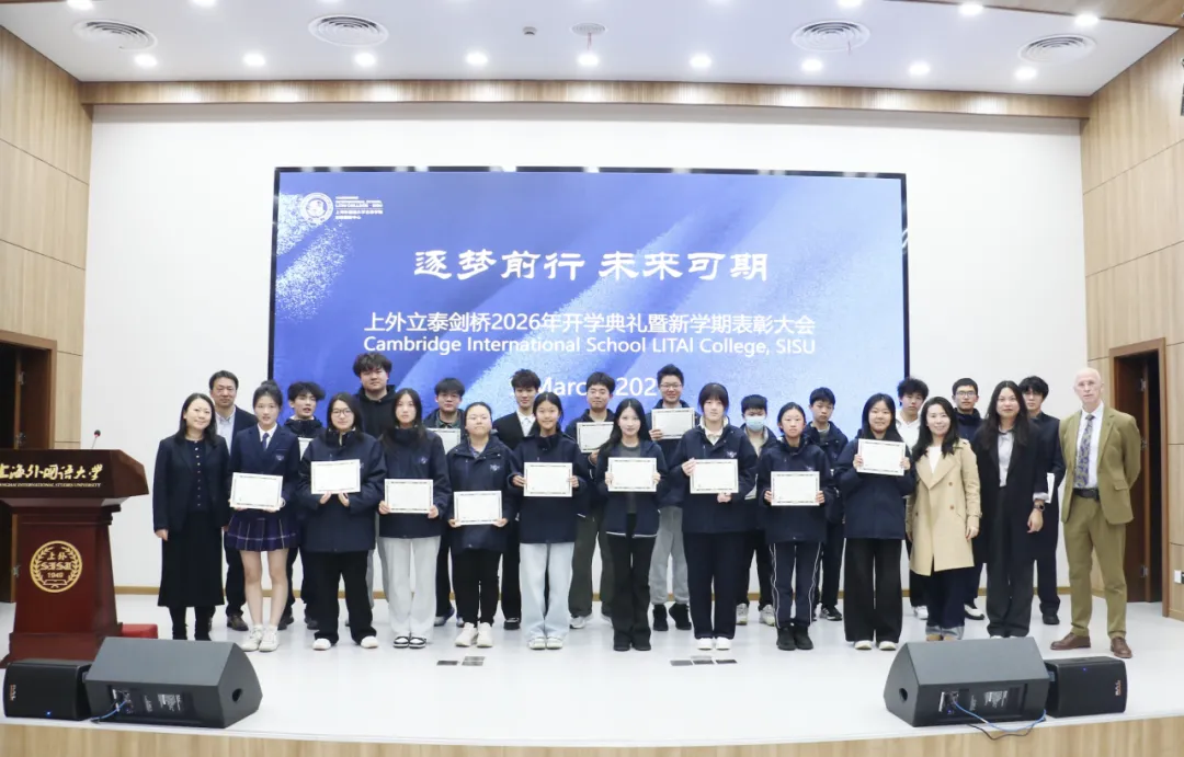 面对日益激烈的申请环境，董老师建议同学们尽早考出雅思等语言成绩