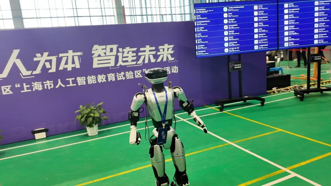 尤其在学生项目展区，一个个解决真实问题的AI应用，如社区服务