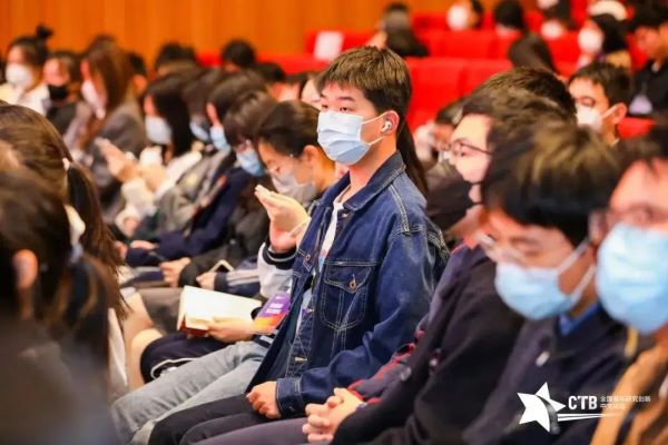 黄韬在申请时交出了AP宏观经济、微观经济