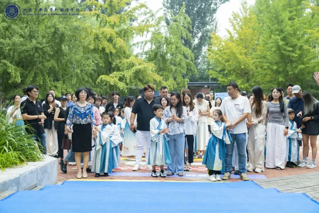 新府学的老师们早早忙碌起来,精心筹备了一场别开生面的选修课集市。