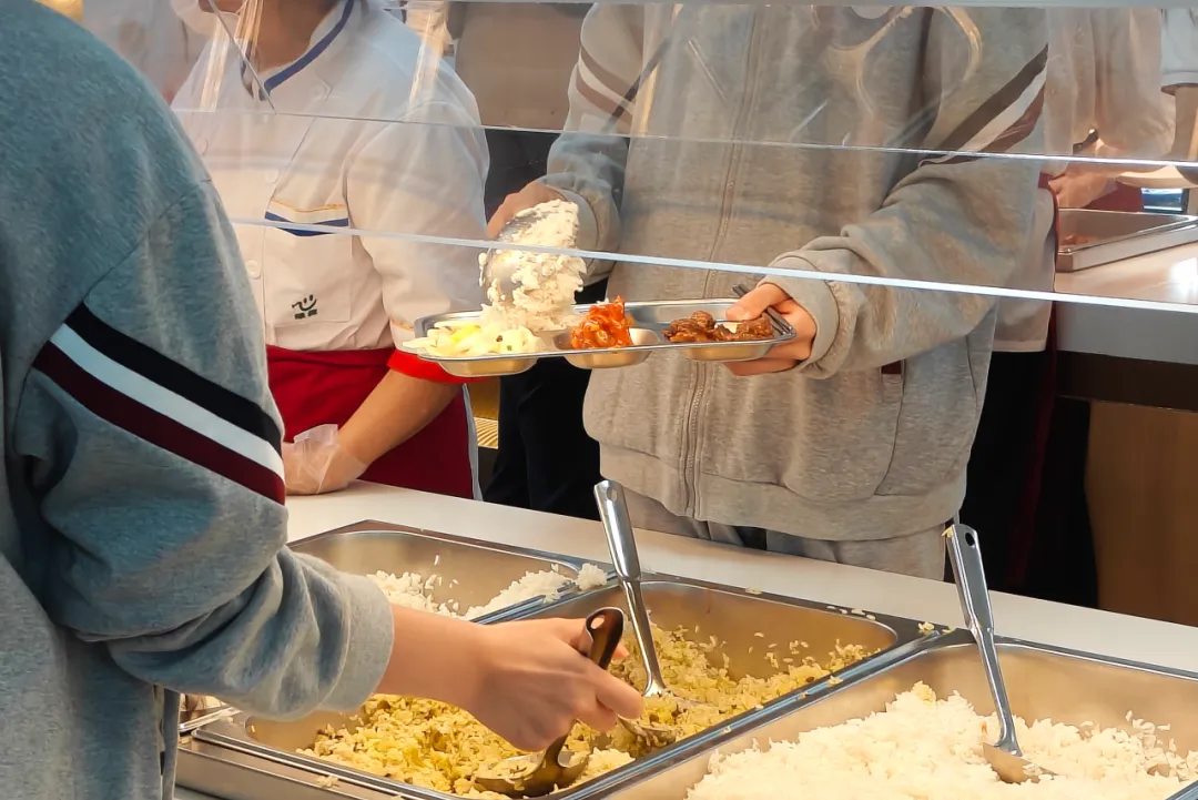 学校每日为学生提供早、午、晚三餐的餐饮服务,多种选择