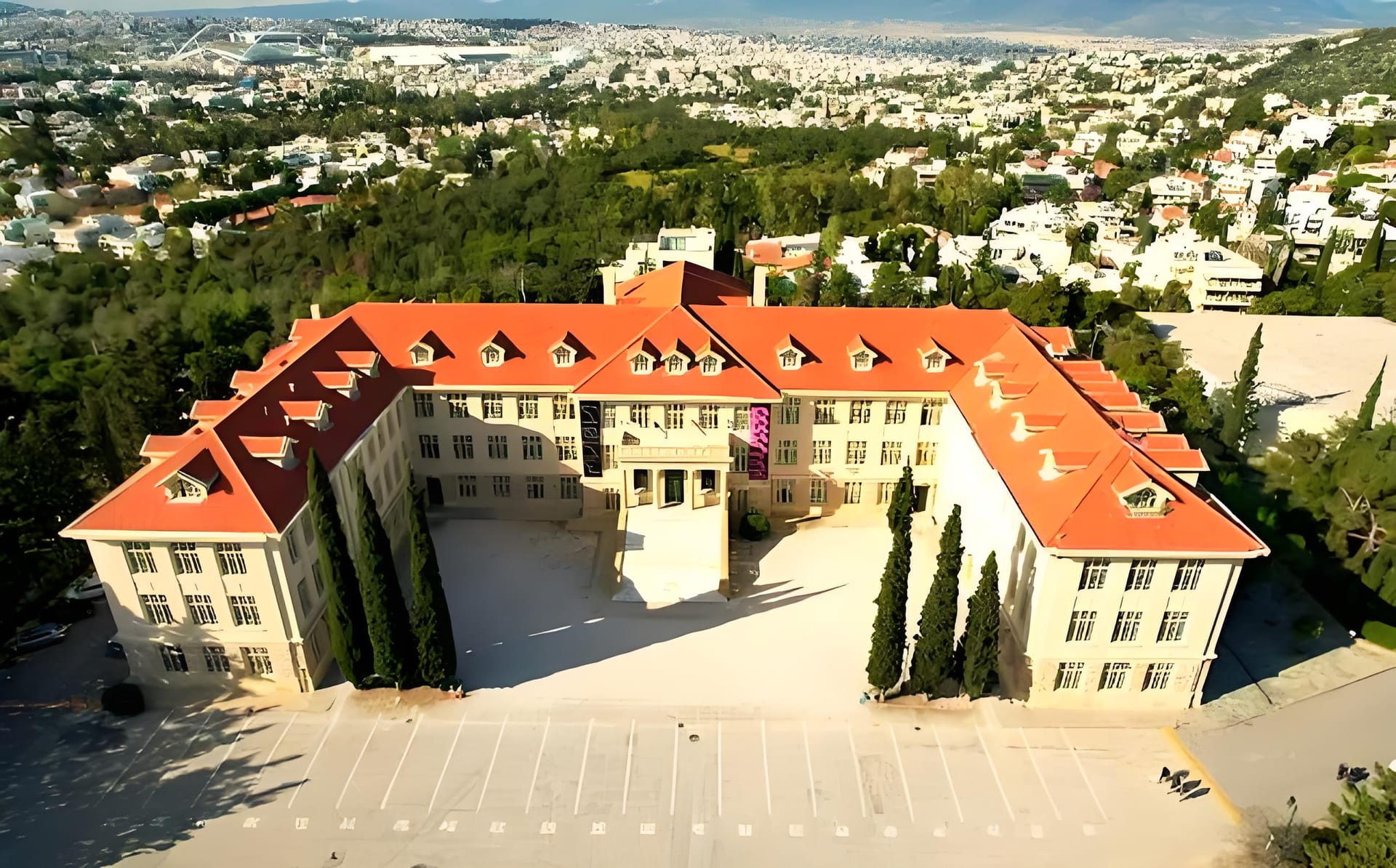 希腊这些国际学校年均学费在 1.5 - 3.2 万欧元之间