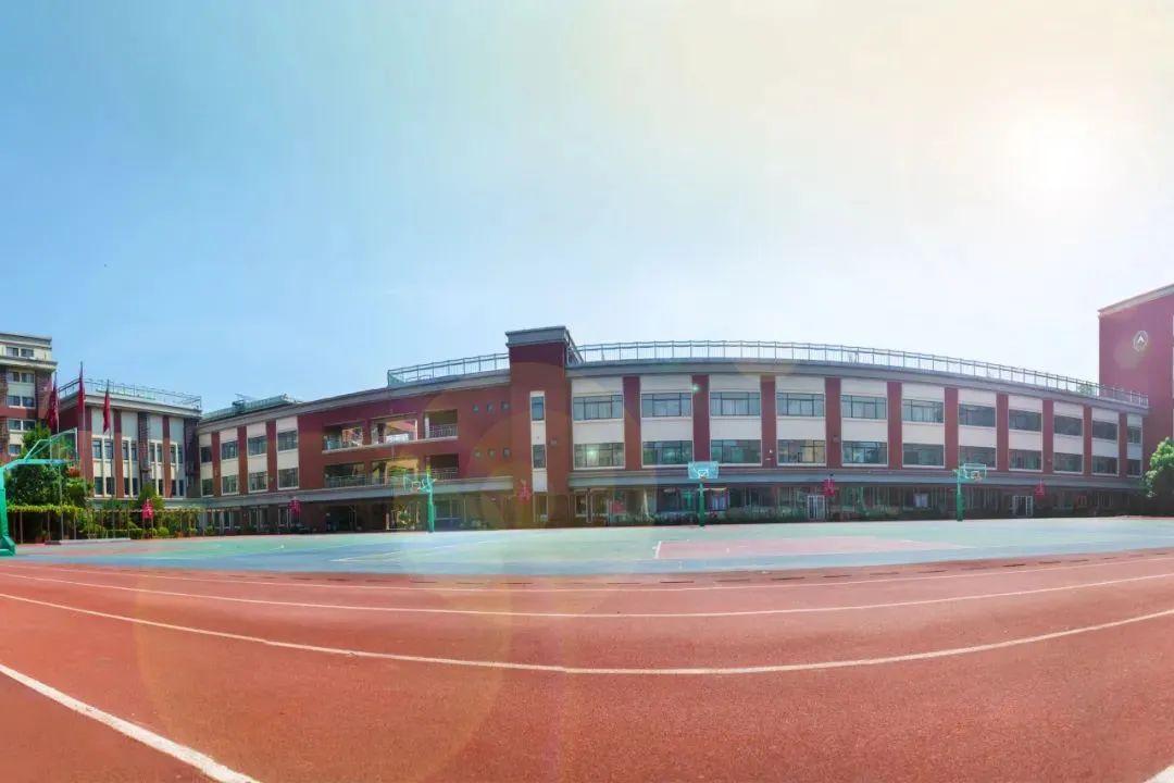 至今已有十一年的办学历史。（图 2）