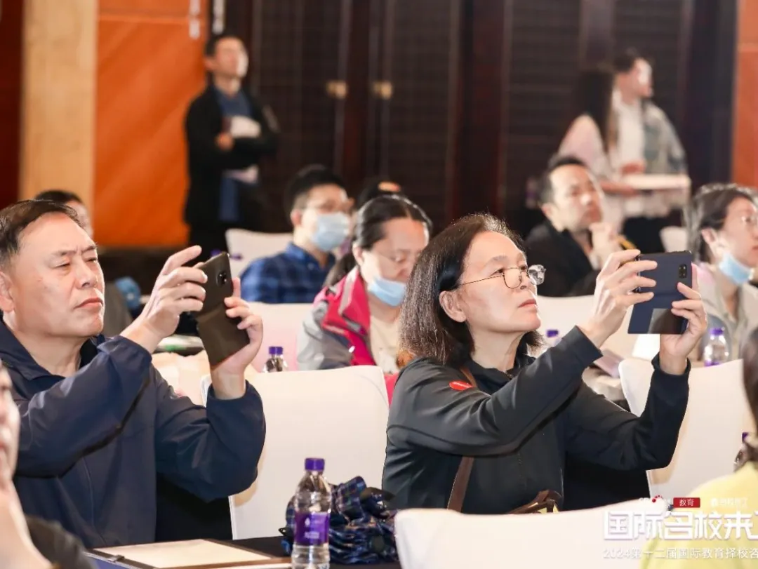 另外，学校还会定期组织扶贫活动，以此让学生触动到自己内心深处最柔（图 4）
